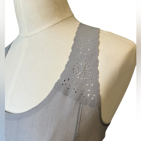 LULULEMON Womens Run A Marathon Laser Cut Lightweight Wee Stripe Singlet Sz 6 - Picture 4 of 8